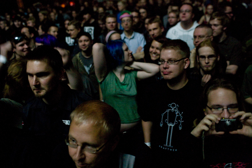 front242_crowd_10.jpg