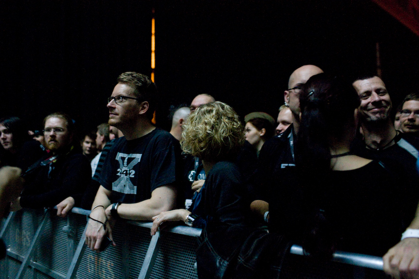 front242_crowd_11.jpg