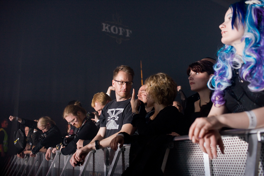 front242_crowd_18.jpg